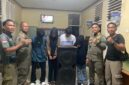 Dua pasang muda-mudi yang terjaring razia karaoke di Sutera saat diamankan petugas di Kantor Satpol PP dan Damkar Pesisir Selatan, Kamis (12/6/2025) malam.
