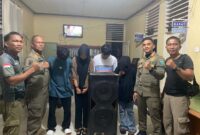 Dua pasang muda-mudi yang terjaring razia karaoke di Sutera saat diamankan petugas di Kantor Satpol PP dan Damkar Pesisir Selatan, Kamis (12/6/2025) malam.