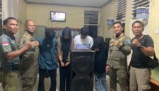 Dua pasang muda-mudi yang terjaring razia karaoke di Sutera saat diamankan petugas di Kantor Satpol PP dan Damkar Pesisir Selatan, Kamis (12/6/2025) malam.