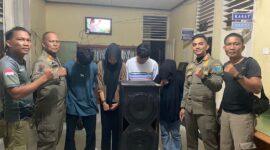 Dua pasang muda-mudi yang terjaring razia karaoke di Sutera saat diamankan petugas di Kantor Satpol PP dan Damkar Pesisir Selatan, Kamis (12/6/2025) malam.