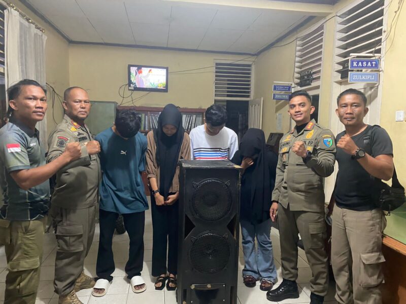 Dua pasang muda-mudi yang terjaring razia karaoke di Sutera saat diamankan petugas di Kantor Satpol PP dan Damkar Pesisir Selatan, Kamis (12/6/2025) malam.