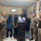 Dua pasang muda-mudi yang terjaring razia karaoke di Sutera saat diamankan petugas di Kantor Satpol PP dan Damkar Pesisir Selatan, Kamis (12/6/2025) malam.