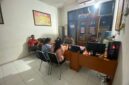 Dua wanita muda berinisial A dan DFG saat melaporkan dugaan tindak pidana perdagangan orang yang mereka alami di Café Intan Ranah Pesisir ke Polres Pesisir Selatan, Jumat (14/6/2025).
