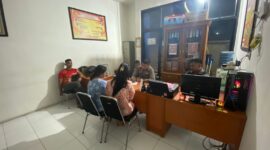 Dua wanita muda berinisial A dan DFG saat melaporkan dugaan tindak pidana perdagangan orang yang mereka alami di Café Intan Ranah Pesisir ke Polres Pesisir Selatan, Jumat (14/6/2025).
