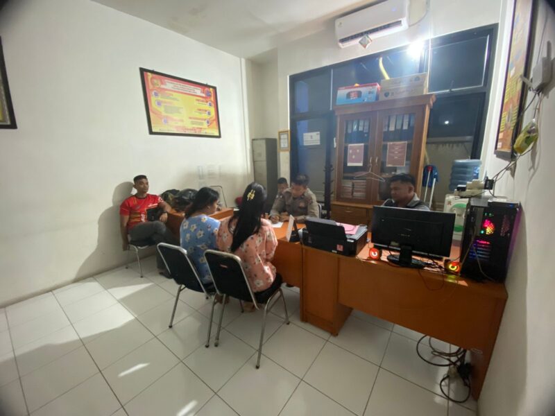 Dua wanita muda berinisial A dan DFG saat melaporkan dugaan tindak pidana perdagangan orang yang mereka alami di Café Intan Ranah Pesisir ke Polres Pesisir Selatan, Jumat (14/6/2025).
