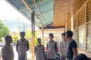 Empat pelajar diamankan petugas Satpol PP dan Damkar Pesisir Selatan usai kedapatan merokok saat jam pelajaran dalam patroli ketertiban di kawasan Pantai Salido, Kecamatan IV Jurai pada Senin (16/6/2025).