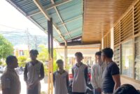 Empat pelajar diamankan petugas Satpol PP dan Damkar Pesisir Selatan usai kedapatan merokok saat jam pelajaran dalam patroli ketertiban di kawasan Pantai Salido, Kecamatan IV Jurai pada Senin (16/6/2025).