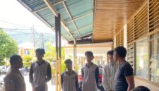 Empat pelajar diamankan petugas Satpol PP dan Damkar Pesisir Selatan usai kedapatan merokok saat jam pelajaran dalam patroli ketertiban di kawasan Pantai Salido, Kecamatan IV Jurai pada Senin (16/6/2025).