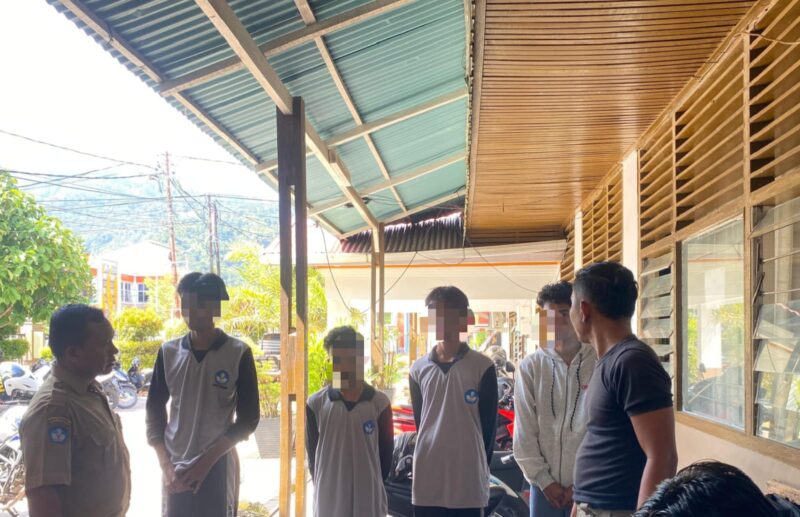 Empat pelajar diamankan petugas Satpol PP dan Damkar Pesisir Selatan usai kedapatan merokok saat jam pelajaran dalam patroli ketertiban di kawasan Pantai Salido, Kecamatan IV Jurai pada Senin (16/6/2025).