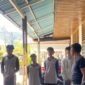 Empat pelajar diamankan petugas Satpol PP dan Damkar Pesisir Selatan usai kedapatan merokok saat jam pelajaran dalam patroli ketertiban di kawasan Pantai Salido, Kecamatan IV Jurai pada Senin (16/6/2025).