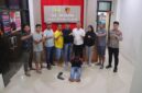 Petugas Unit PPA Satreskrim Polres Pesisir Selatan mengamankan pelaku berinisial A alias Ijon (51) di Mapolres, usai ditangkap atas dugaan penelantaran anak di bawah umur, Kamis (19/6/2025) malam.