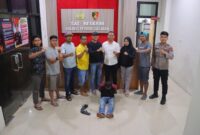 Petugas Unit PPA Satreskrim Polres Pesisir Selatan mengamankan pelaku berinisial A alias Ijon (51) di Mapolres, usai ditangkap atas dugaan penelantaran anak di bawah umur, Kamis (19/6/2025) malam.