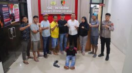 Petugas Unit PPA Satreskrim Polres Pesisir Selatan mengamankan pelaku berinisial A alias Ijon (51) di Mapolres, usai ditangkap atas dugaan penelantaran anak di bawah umur, Kamis (19/6/2025) malam.