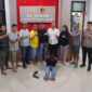 Petugas Unit PPA Satreskrim Polres Pesisir Selatan mengamankan pelaku berinisial A alias Ijon (51) di Mapolres, usai ditangkap atas dugaan penelantaran anak di bawah umur, Kamis (19/6/2025) malam.