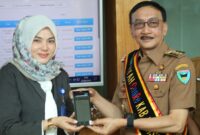Bupati Pesisir Selatan Hendrajoni bersama Kepala Bank Nagari Cabang Painan Rahmadani saat peluncuran e-Rissa