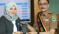 Bupati Pesisir Selatan Hendrajoni bersama Kepala Bank Nagari Cabang Painan Rahmadani saat peluncuran e-Rissa