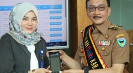 Bupati Pesisir Selatan Hendrajoni bersama Kepala Bank Nagari Cabang Painan Rahmadani saat peluncuran e-Rissa