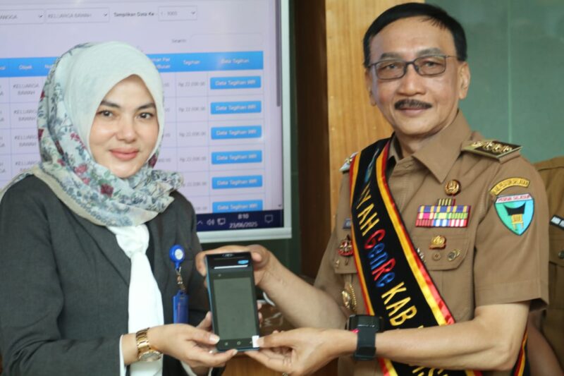 Bupati Pesisir Selatan Hendrajoni bersama Kepala Bank Nagari Cabang Painan Rahmadani saat peluncuran e-Rissa