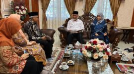 Suasana audiensi antara Gubernur Sumbar dan perwakilan IKM Qatar yang berlangsung hangat dan penuh keakraban.
