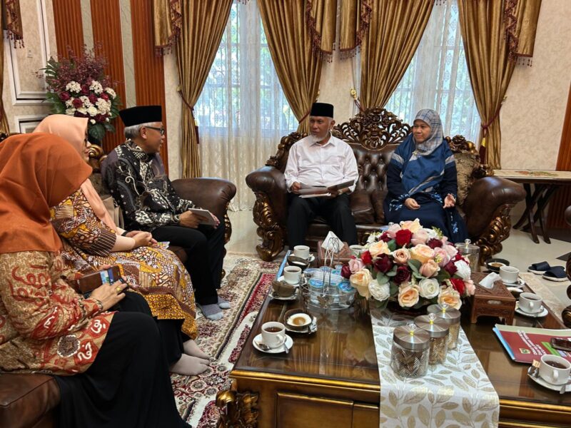 Suasana audiensi antara Gubernur Sumbar dan perwakilan IKM Qatar yang berlangsung hangat dan penuh keakraban.
