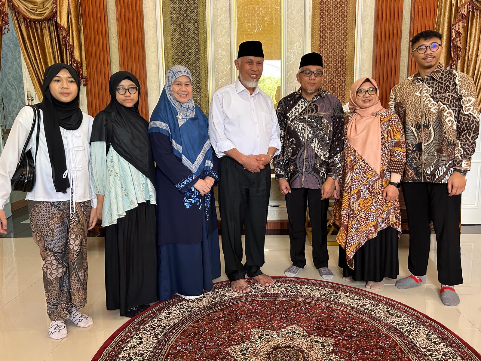 Foto bersama usai pertemuan antara Gubernur Sumbar, IKM Qatar, dan jajaran Pemprov Sumbar di rumah dinas gubernur.