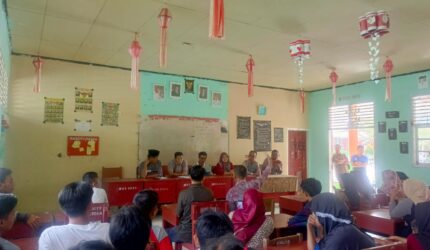 Tak Diterima di SMAN 1 Sutera, Warga Surantih: Lebih Baik Berkalang Tanah daripada Berputih Mata