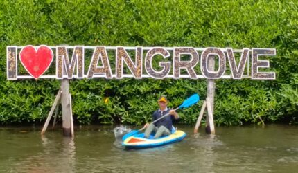 Usai Jalan Santai dan Senam Ceria, Mawardi Roska Naik Kano di Desa Wisata Amping Parak