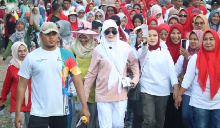 Amping Parak Tuan Rumah Jalan Santai dan Senam Ceria, Masyarakat Tumpah Ruah