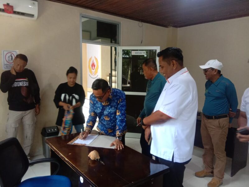 Wakil Bupati Pesisir Selatan Risnaldi Ibrahim saat mengisi buku tamu ketika mengunjungi Sekretariat KONI Pesisir Selatan di GOR Zaini Zen