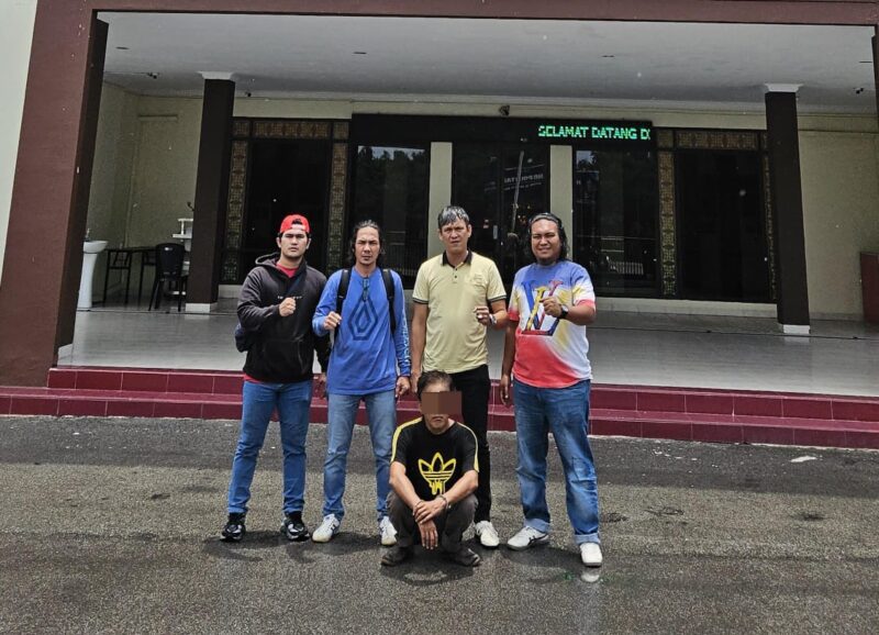 Tim Opsnal Macan Kumbang Satreskrim Polres Pesisir Selatan saat mengamankan pelaku kasus dugaan penggelapan 20 ton CPO di Kota Batam, Sabtu (20/9/2025).