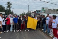 Wakil Bupati Pesisir Selatan Risnaldi Ibrahim saat melepas peserta jalan sehat bertajuk Linggo Healthy di Kecamatan Linggo Sari Baganti, Ahad (28/9/2025)