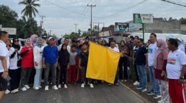 Wakil Bupati Pesisir Selatan Risnaldi Ibrahim saat melepas peserta jalan sehat bertajuk Linggo Healthy di Kecamatan Linggo Sari Baganti, Ahad (28/9/2025)