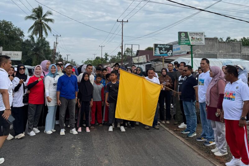 Wakil Bupati Pesisir Selatan Risnaldi Ibrahim saat melepas peserta jalan sehat bertajuk Linggo Healthy di Kecamatan Linggo Sari Baganti, Ahad (28/9/2025)