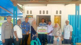 Ketua GOW Pesisir Selatan Oktarina Risnaldi saat menyerahkan bantuan bedah rumah tidak layak huni (RTLH) di Nagari Muara Kandis Punggasan, Kecamatan Linggo Sari Baganti.