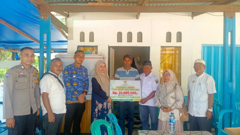 Ketua GOW Pesisir Selatan Oktarina Risnaldi saat menyerahkan bantuan bedah rumah tidak layak huni (RTLH) di Nagari Muara Kandis Punggasan, Kecamatan Linggo Sari Baganti.