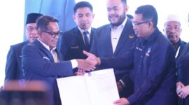 Risnaldi Ibrahim saat menerima SK Kepengurusan DPD Partai NasDem Pesisir Selatan dalam Rakerwil Partai NasDem Sumbar di Hotel Santika Padang