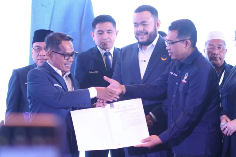 Risnaldi Ibrahim saat menerima SK Kepengurusan DPD Partai NasDem Pesisir Selatan dalam Rakerwil Partai NasDem Sumbar di Hotel Santika Padang