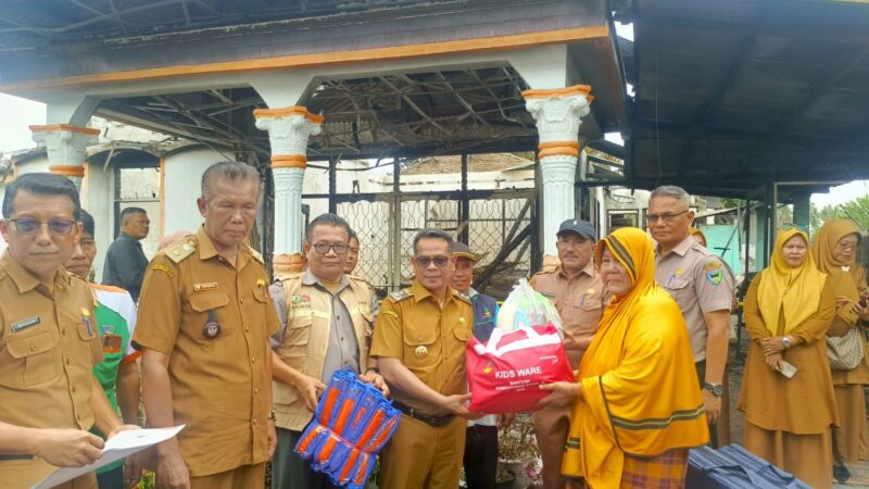 Wakil Bupati Pesisir Selatan memberikan bantuan untuk korban kebakaran rumah di Kecamatan Ranah Pesisir 
