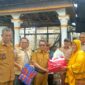 Wakil Bupati Pesisir Selatan memberikan bantuan untuk korban kebakaran rumah di Kecamatan Ranah Pesisir 