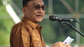 Bupati Pesisir Selatan Hendrajoni Dt Bando Basau saat memberikan amanat dalam apel bersama di Halaman Kantor Bupati setempat 