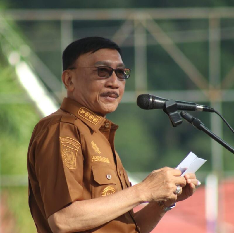 Bupati Pesisir Selatan Hendrajoni Dt Bando Basau saat memberikan amanat dalam apel bersama di Halaman Kantor Bupati setempat 