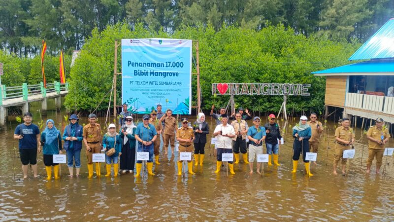 Penanaman mangrove secara simbolis di Desa Wisata Ampiang Parak, Kecamatan Sutera 
