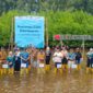 Penanaman mangrove secara simbolis di Desa Wisata Ampiang Parak, Kecamatan Sutera 