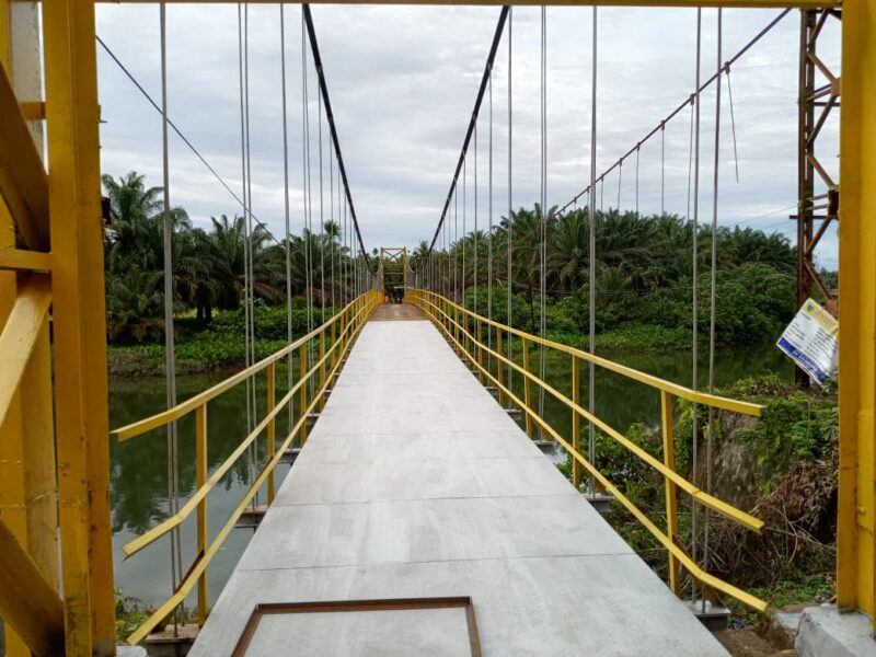 Jembatan Gantung Damar Rumput di Nagari Muaro Sakai, Kecamatan Pancung Soal, yang menuai sorotan masyarakat