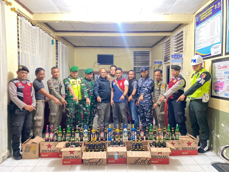 Tim SK4 Pesisir Selatan memperlihatkan ratusan botol minuman keras berbagai merek hasil razia di Kantor Satpol PP setempat 