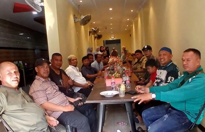 Suasana penuh keakraban dalam Arisan Rang Sikumbang asal Lengayang, Pesisir Selatan, di Rumah Makan Minang Tembaga, Kemayoran, Jakarta Pusat, Minggu (12/10/2025).