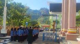 Wakil Bupati Pesisir Selatan Risnaldi Ibrahim saat mengambil sumpah jabatan 25 PPPK Formasi Tahun 2024 Tahap II di Halaman Kantor Bupati, Senin (13/10/2025).