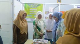 Ketua GOW Pesisir Selatan Oktarina Risnaldi saat meninjau langsung pelaksanaan program Usaha Kesehatan Sekolah (UKS) serta kesiapan SMAN 1 Batang Kapas dalam menghadapi penilaian stratifikasi sekolah sehat tingkat Provinsi Sumatera Barat.