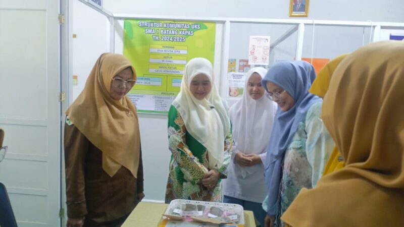Ketua GOW Pesisir Selatan Oktarina Risnaldi saat meninjau langsung pelaksanaan program Usaha Kesehatan Sekolah (UKS) serta kesiapan SMAN 1 Batang Kapas dalam menghadapi penilaian stratifikasi sekolah sehat tingkat Provinsi Sumatera Barat.