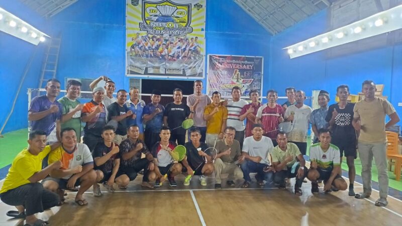 Wakil Bupati Pesisir Selatan Risnaldi Ibrahim saat foto bersama sesuai membuka secara resmi Open Turnamen PB PSPS Sutera